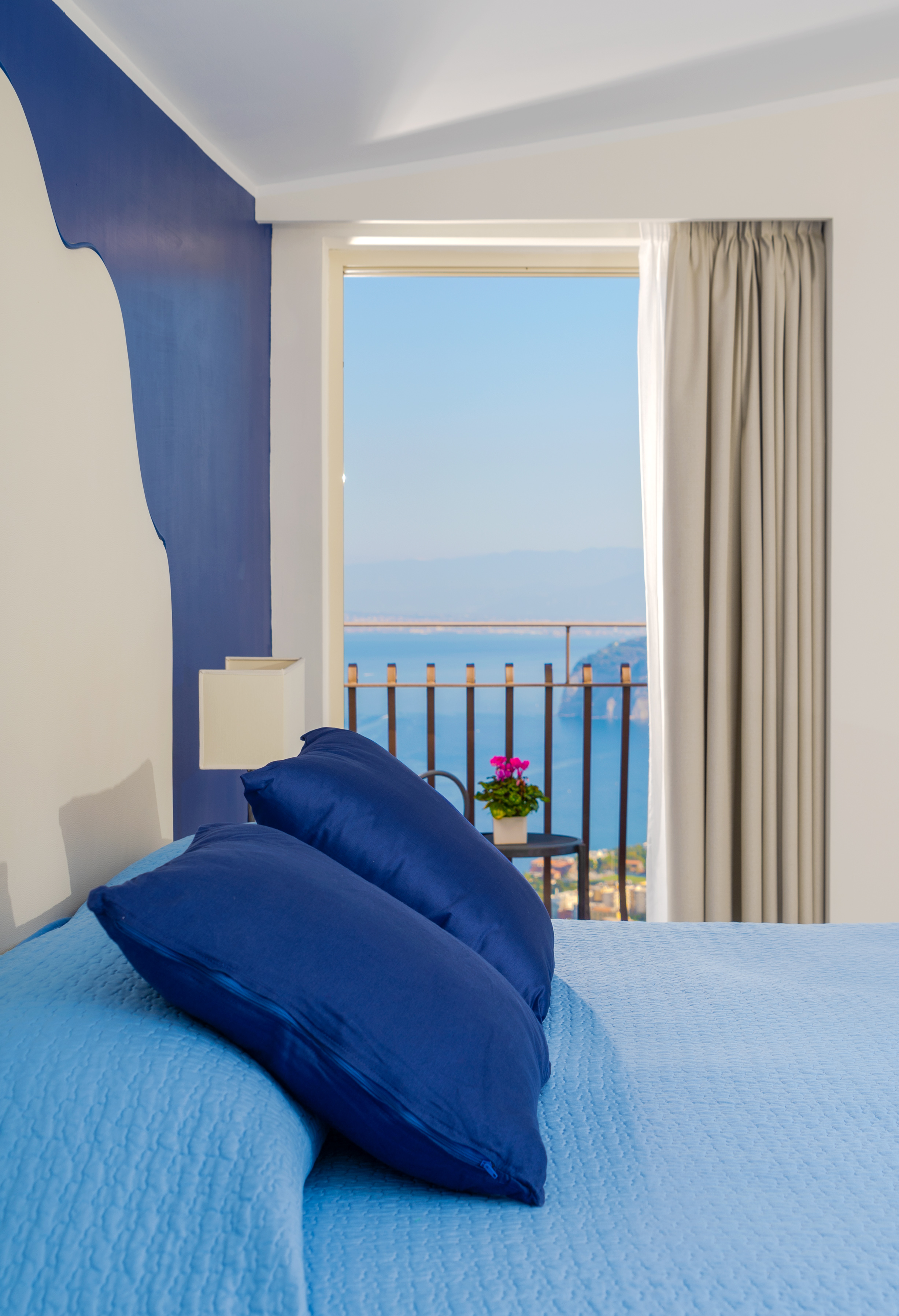 Deluxe Double Room Vesuvius view with balcony overlooking the sea - 7