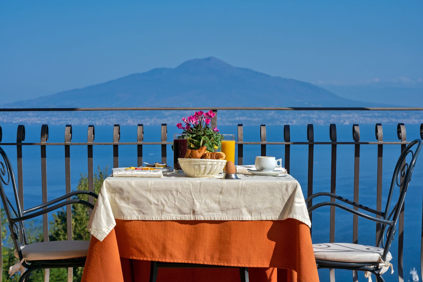 Deluxe Double Room Vesuvius view with large 30sqm terrace - 8